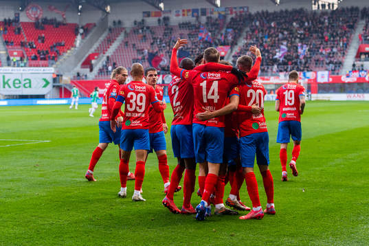 Helsingborgs Dennis Olsson jublar med lagkamrater