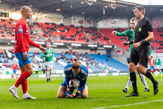 Brages målvakt Adrian Engdahl har ont