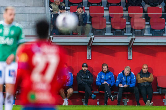 Brages tränare Klebér Saarenpää deppar på bänken