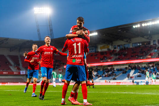 Helsingborgs Rasmus Karjalainen jublar med lagkamrater