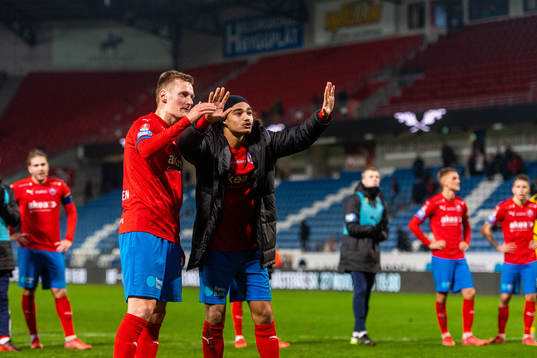 Helsingborgs Rasmus Karjalainen och Adam Kaied tackar