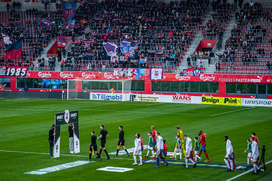 Helsingborgs och Brages spelare gör entré framför