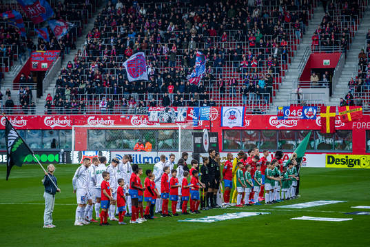 Helsingborgs och Brages spelare gör entré framför