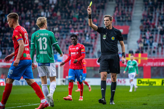 Domare Magnus Lindgren ger gult kort till Brages Pontus