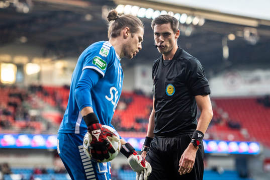 Domare Magnus Lindgren i samtal med Brages målvakt Adrian
