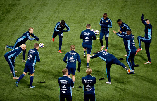 Djurgårdensspelare värmer upp
