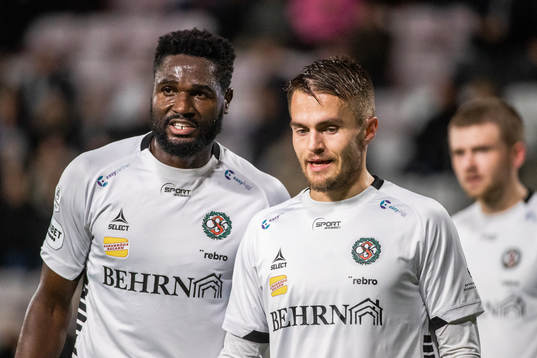 Örebros Nasiru Moro och Benjamin Hjertstrand deppar