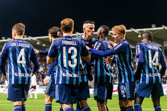 Djurgårdens Emmanuel Banda jublar med lagkamrater