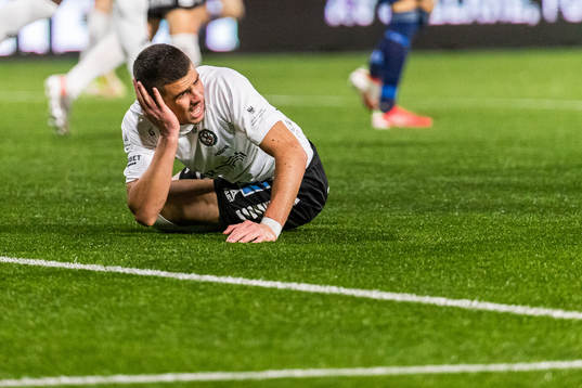 Örebros Hussein Ali tar sig mot örat