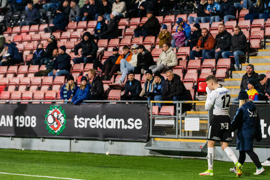 Örebros Jake Larsson lämnar plan skadad