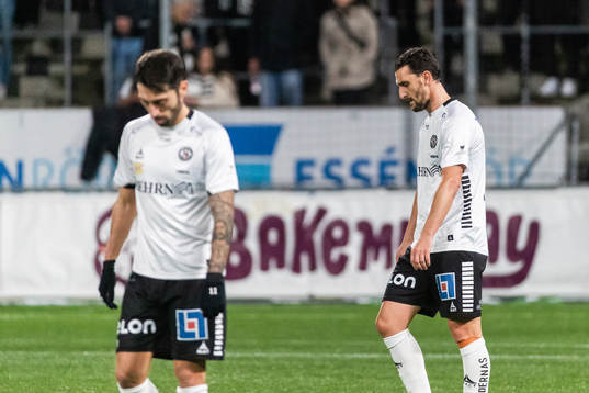 Örebros Nahir Besara och Agon Mehmeti deppar