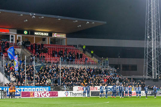 Djurgårdens spelare jublar med supportrarna