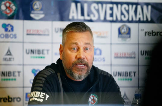 Örebros tränare Marcus Lantz på presskonferensen