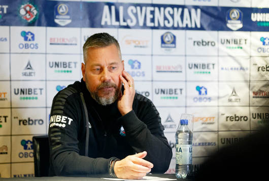 Örebros tränare Marcus Lantz på presskonferensen