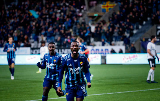 Djurgårdens Joel Asoro och Emmanuel Banda jublar vid 0-1