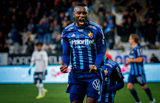 Djurgårdens Emmanuel Banda jublar vid 0-1 och Örebros