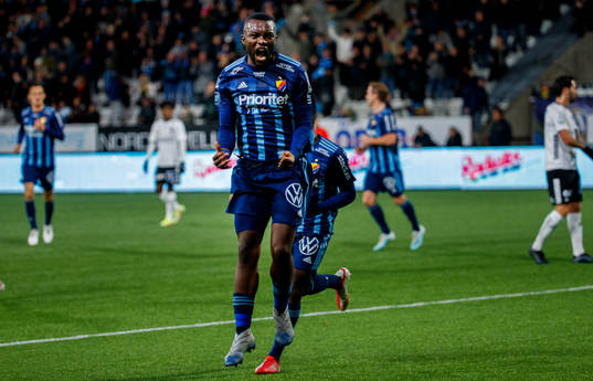Djurgårdens Emmanuel Banda jublar vid 0-1 och Örebros
