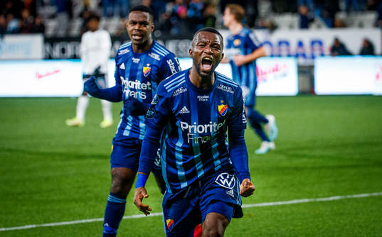 Djurgårdens Joel Asoro och Emmanuel Banda jublar vid 0-1