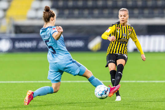 Djurgårdens Julia Walentowicz och Häckens Lotta Ökvist