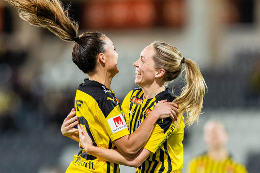 Häckens Johanna Rytting Kaneryd jublar med målskytten