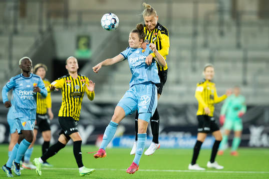 Djurgårdens Julia Walentowicz och Häckens Stine Larsen