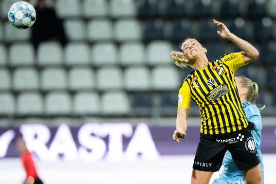 Häckens Stina Blackstenius nickar in 1-0