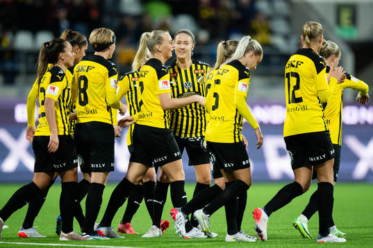 Häckens Stina Blackstenius jublar med lagkamrater
