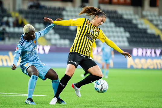 Djurgårdens Elizabeth Addo och Häckens Mille Gejl Jensen