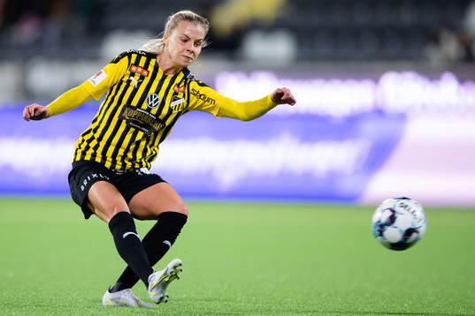 Häckens Lotta Ökvist skjuter ett skott