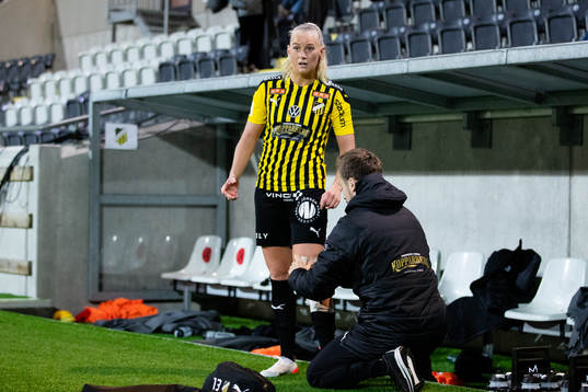 Häckens Stina Blackstenius får sitt ben lindat