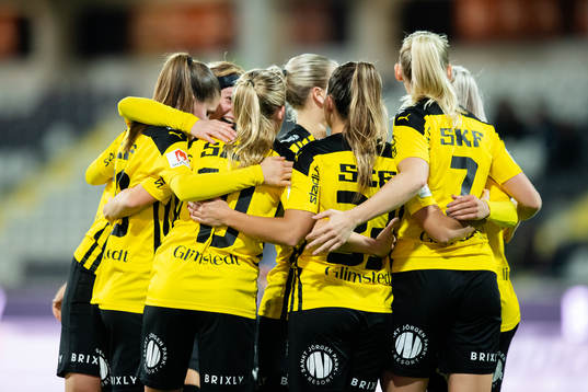 Häckens Elin Rubensson jublar ihop med lagkamrater