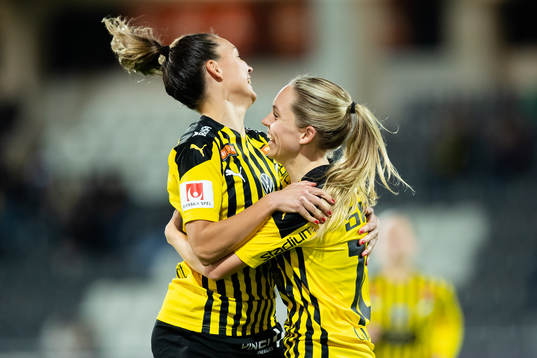 Häckens Elin Rubensson jublar ihop med Johanna Rytting