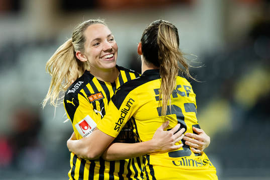 Häckens Elin Rubensson jublar ihop med Johanna Rytting