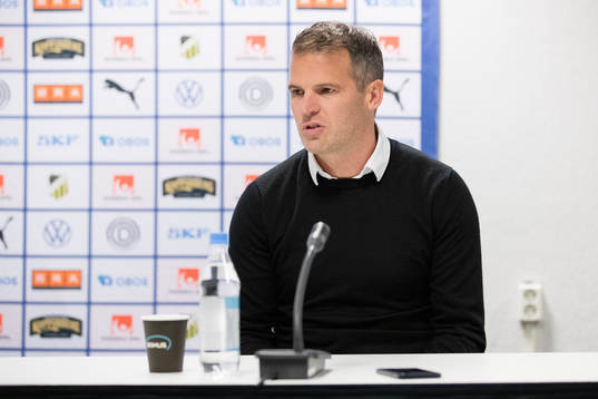 Häckens tränare Robert Vilahamn på presskonferensen