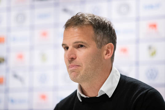 Häckens tränare Robert Vilahamn på presskonferensen
