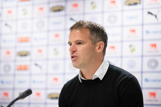 Häckens tränare Robert Vilahamn på presskonferensen
