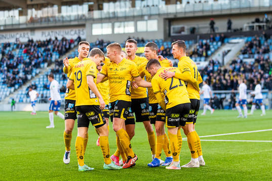 Elfsborgs Jeppe Møldrup Okkels jublar med lagkamrater