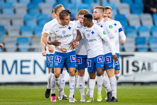 IFK Norrköpings Carl Björk jublar med lagkamrater