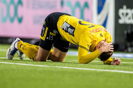 Elfsborgs Leo Väisänen tar sig mot huvudet