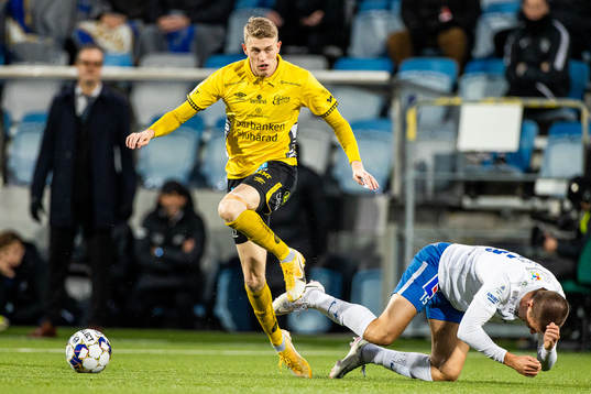 Elfsborgs Alexander Bernhardsson i kamp om bollen med IFK