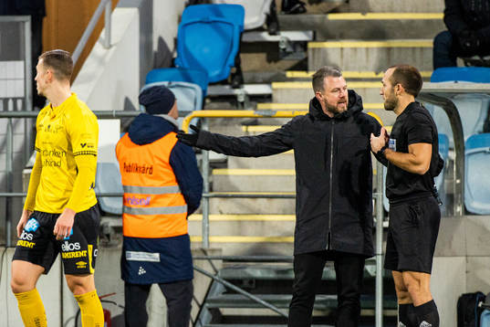 Elfsborgs manager Jimmy Thelin i diskusison med domare