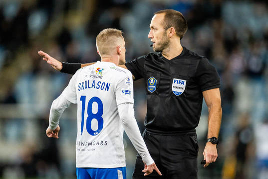 IFK Norrköpings Ari Skúlason reagerar mot domare Kaspar