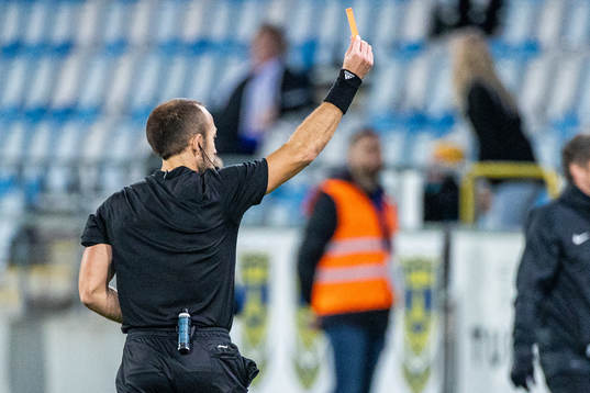 Domare Kaspar Sjöberg visar ett rött kort