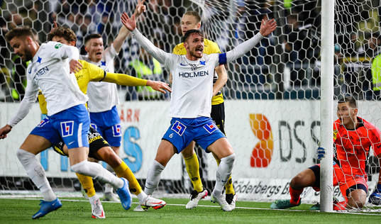 IFK Norrköpings Linus Wahlqvist reagerar
