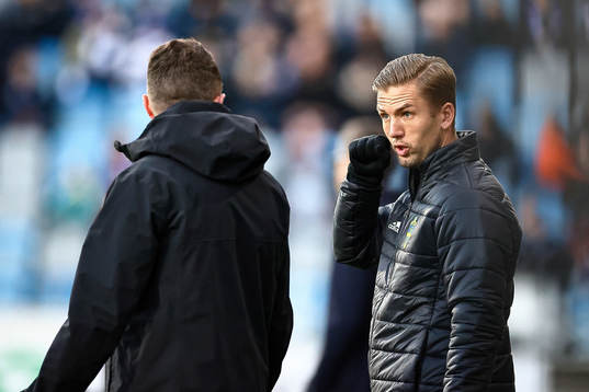 Fjärdedomare Fredrik Hansson pratar med Elfsborgs manager