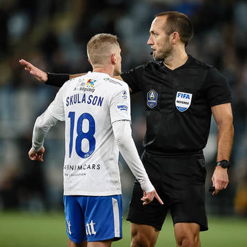 IFK Norrköpings Ari Skúlason och domare Kaspar Sjöberg