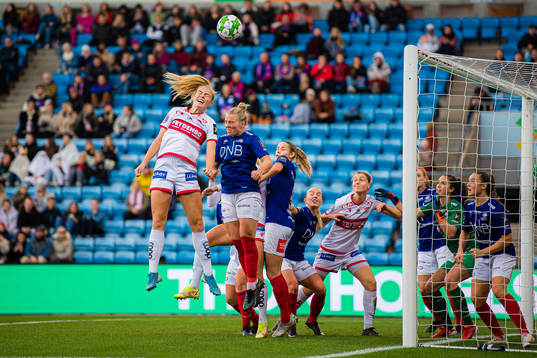 Marthine Østenstad of Sandviken misses a chance to score