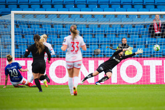 Marie Dølvik Markussen of Vålerenga scores the 0-1 goal