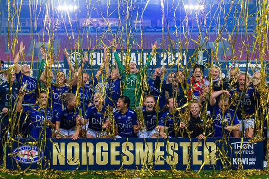 Players of Vålerenga celebrates with the tryphy