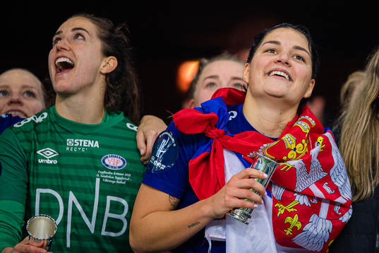 Hannah Grace Seabert and Dejana Stefanovic of Vålerenga